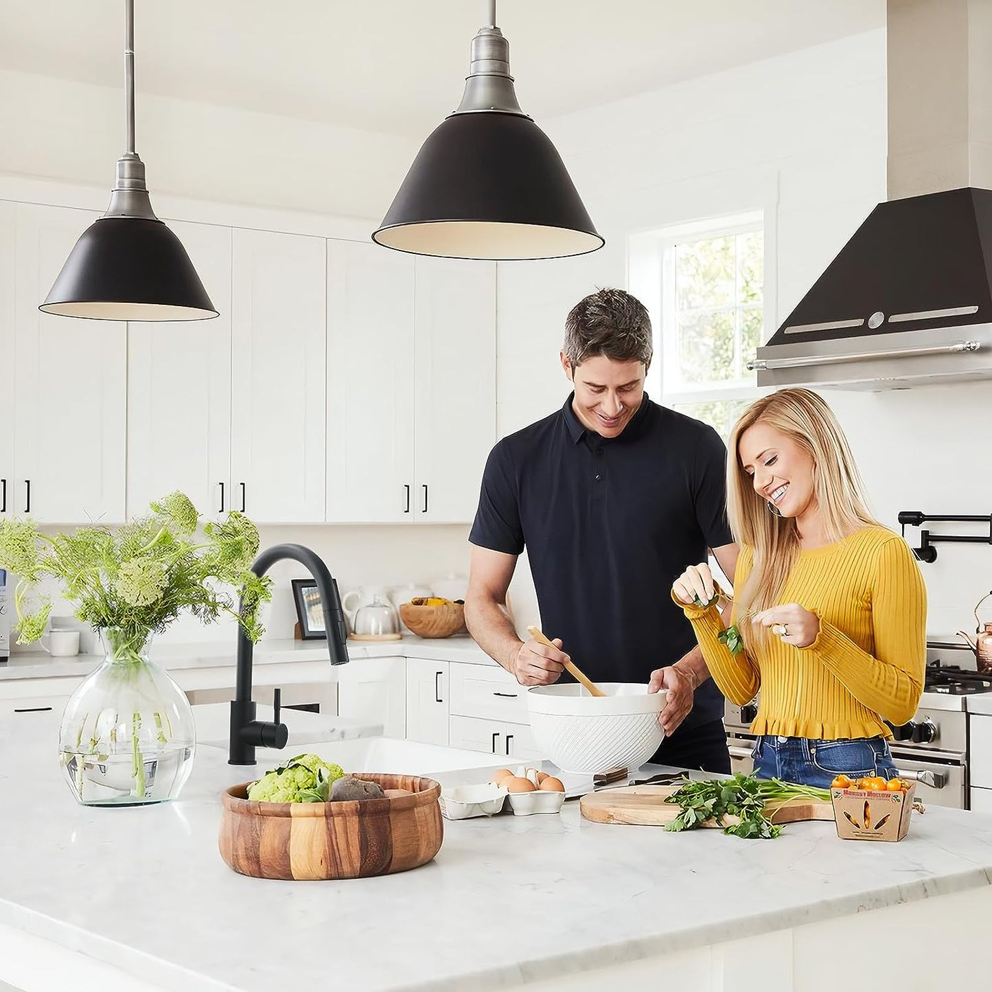 Modern Pull Down Single Hand Kitchen Faucet - Solid Brass Kitchen Sink Faucet with Pull Out Sprayer - Black