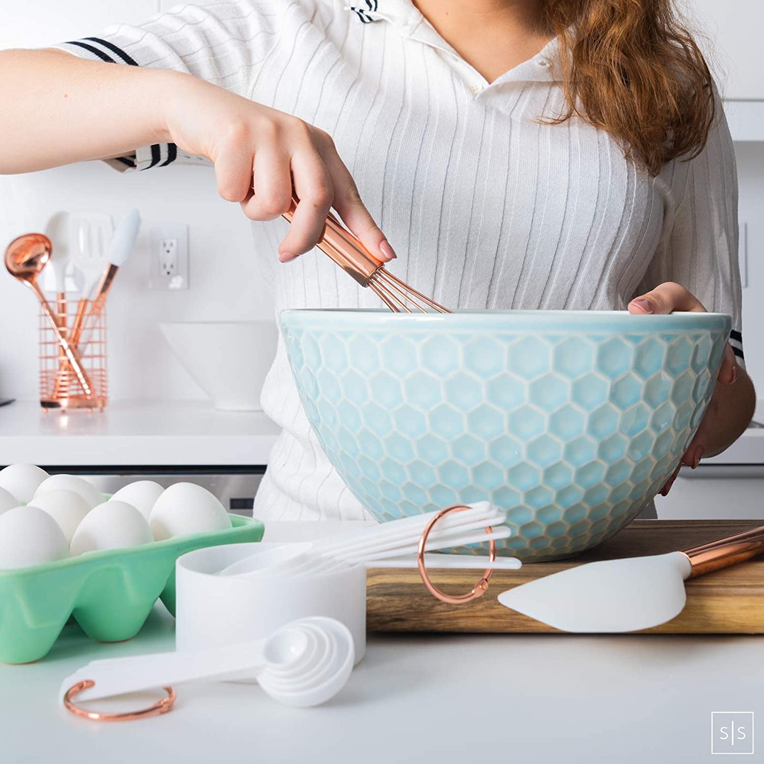 Rose Gold Kitchen Utensils Set with Holder - 17-Piece Collection of White Silicone and Copper Kitchen Tools, Including Measuring Cups, Measuring Spoons, and a Stylish Copper Utensil Holder - Enhance Your Kitchen with Elegant Copper Kitchen Accessories