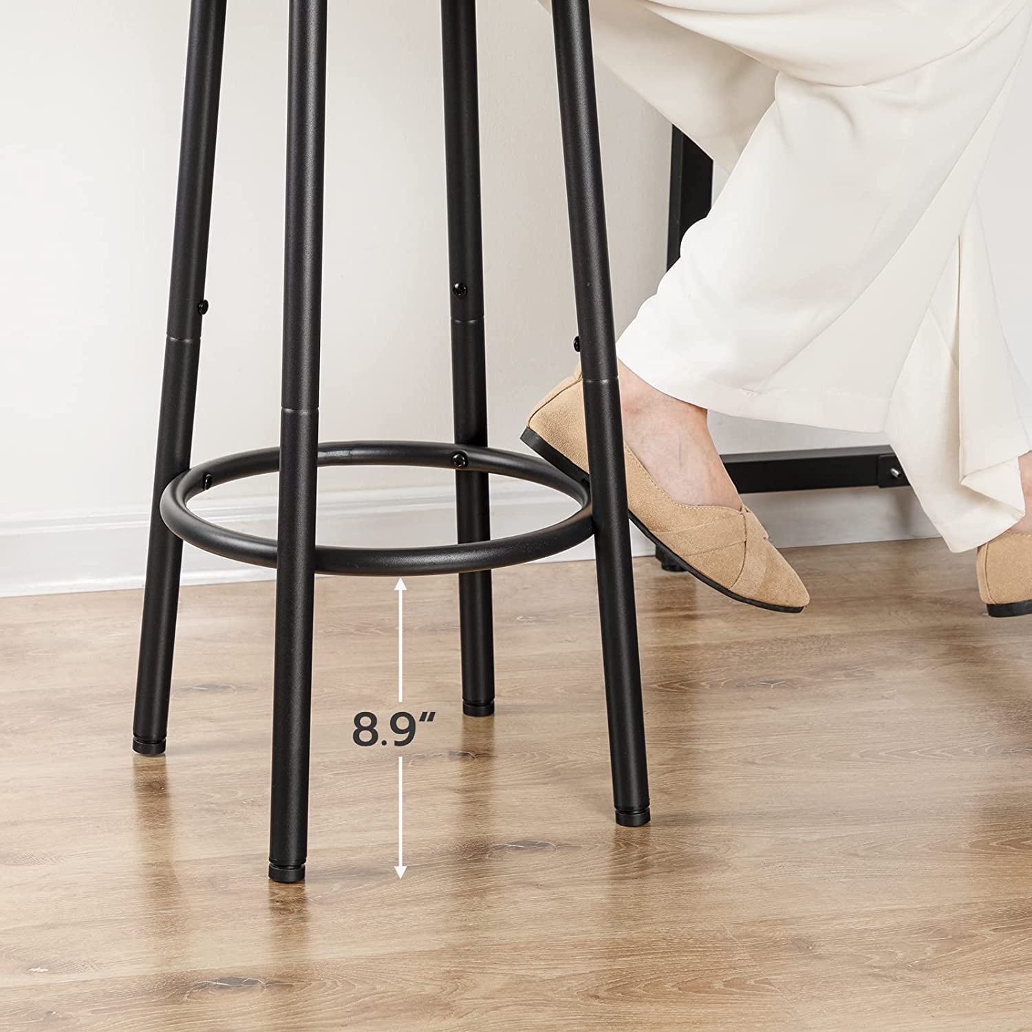 Set of 2 Industrial Bar Stools: Round Bar Chairs with Footrest, Black Steel Frame, Adjustable Feet, Ideal for Living Room, Dining Room, Kitchen - Rustic Brown with an Industrial Design 